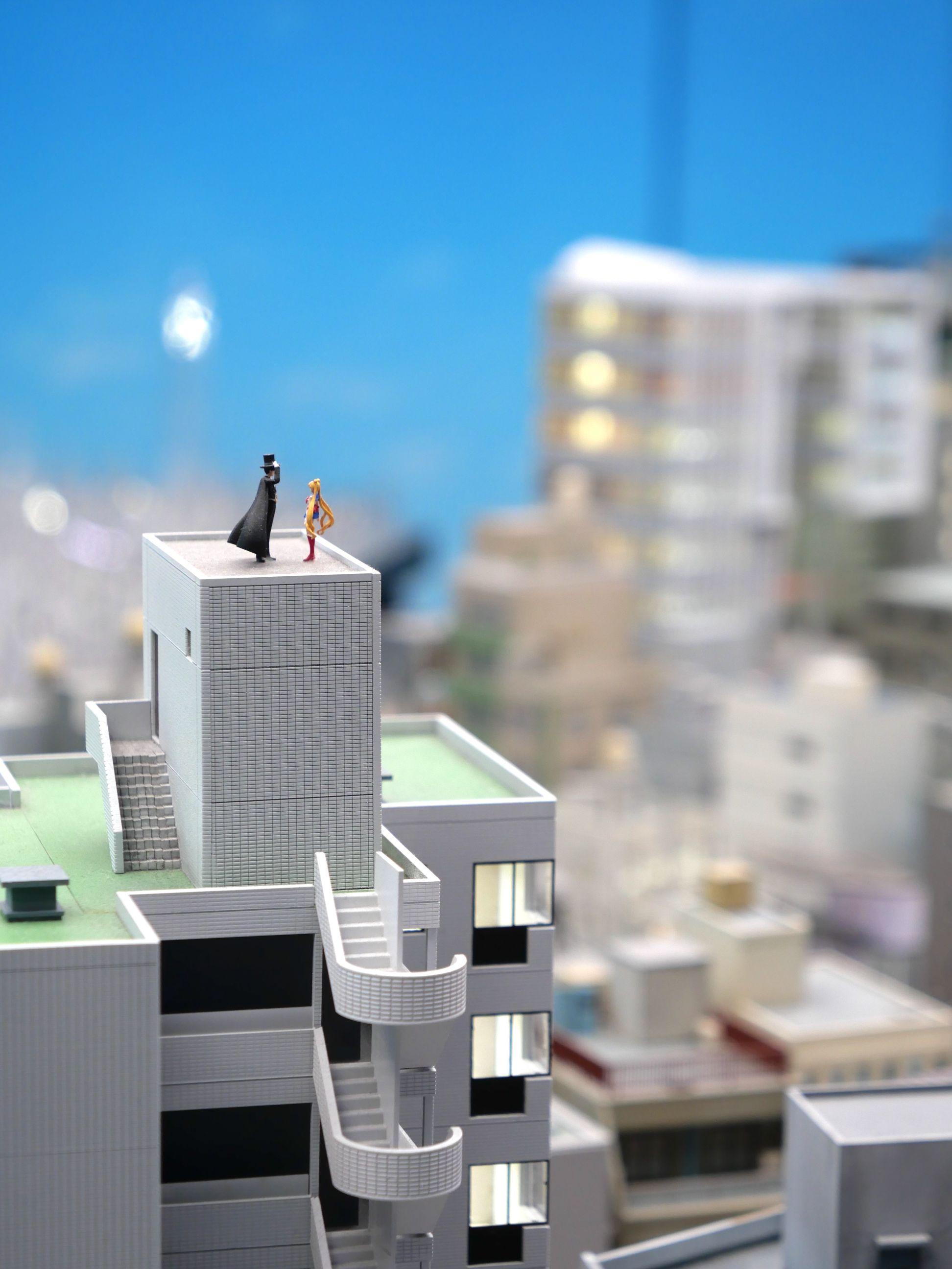 細心睇,可在大廈天台中,找到對望中的Sailor Moon與禮服蒙面俠。