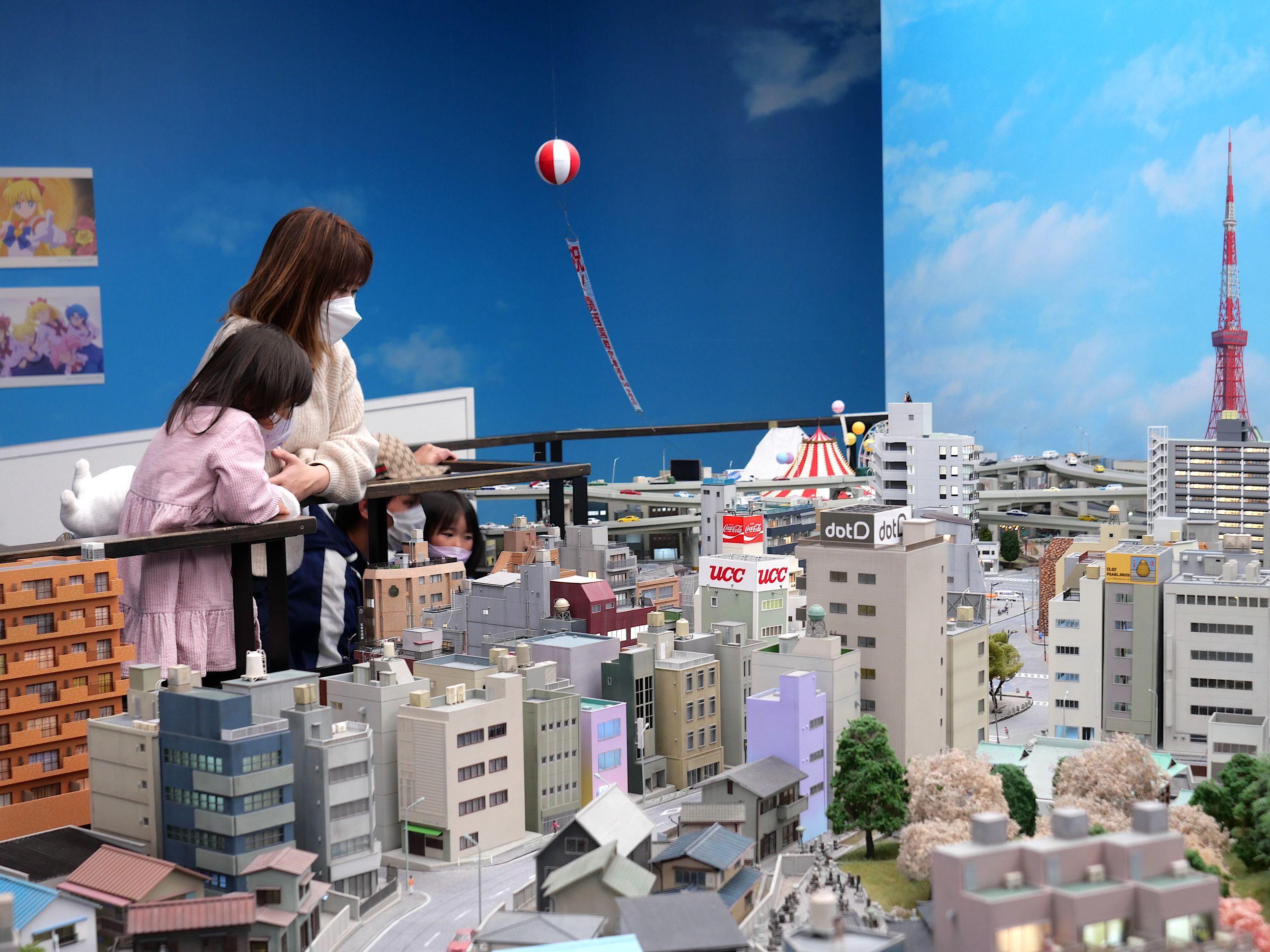 所有模型均以1:80比例製作,建築造景都超逼真細緻,還暗藏活動機關。