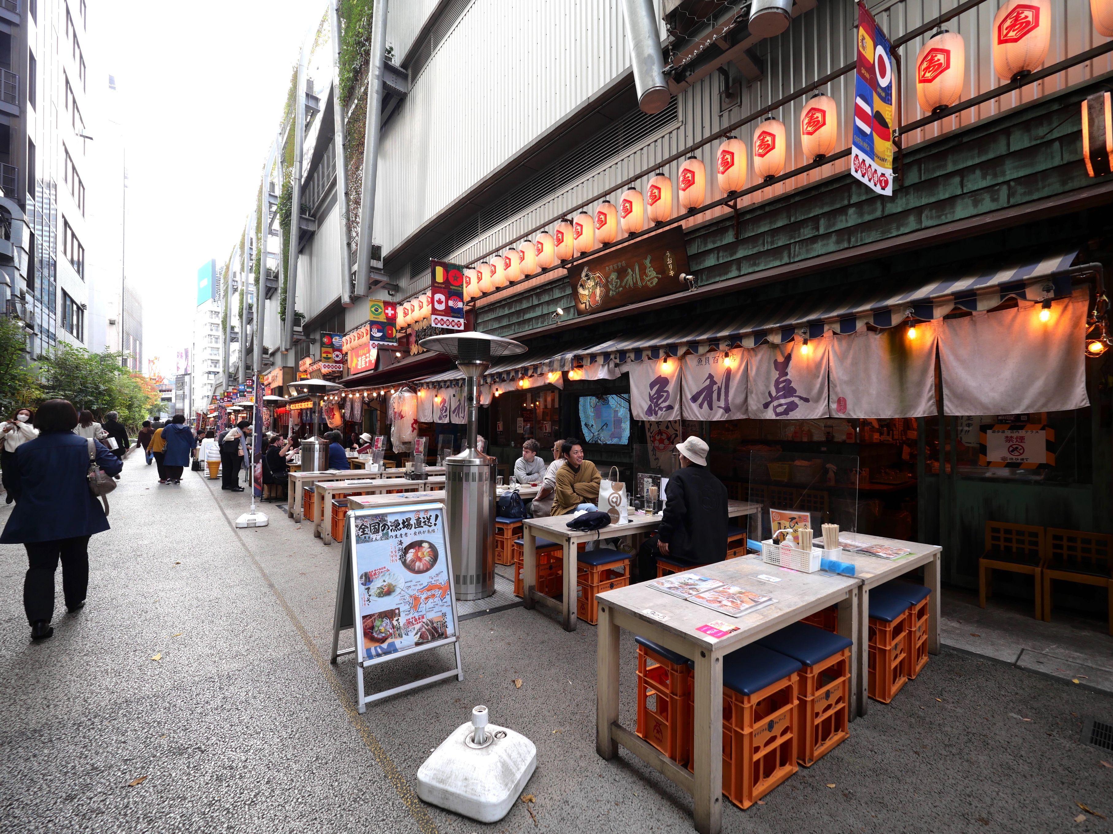 渋谷横丁有戶外和室內區域,晚上成為附近上班族的熱鬧酒場。