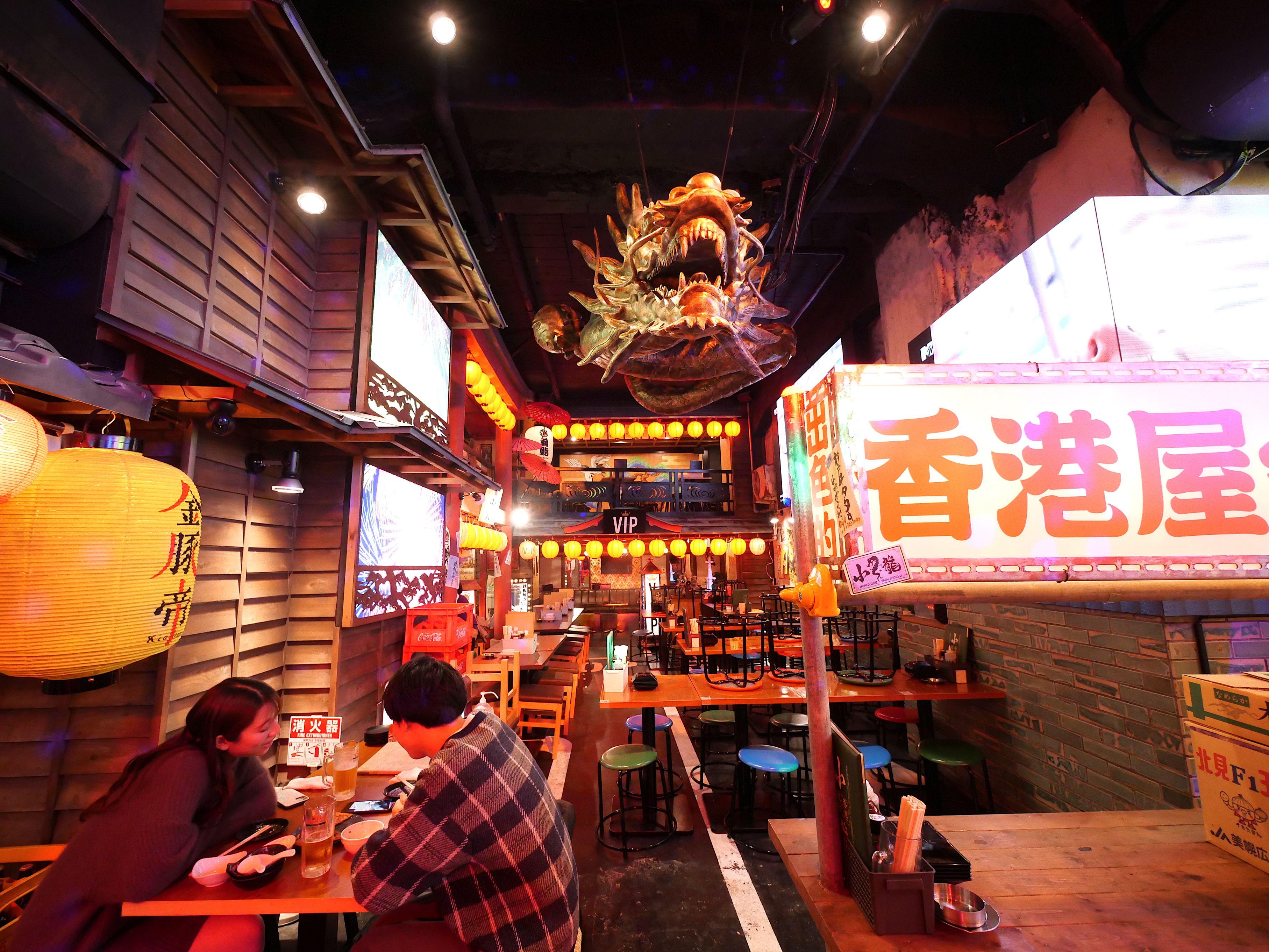 「龍乃都美食街~新宿東口横丁 」,以80年代的香港街景為主題的室內美食街。