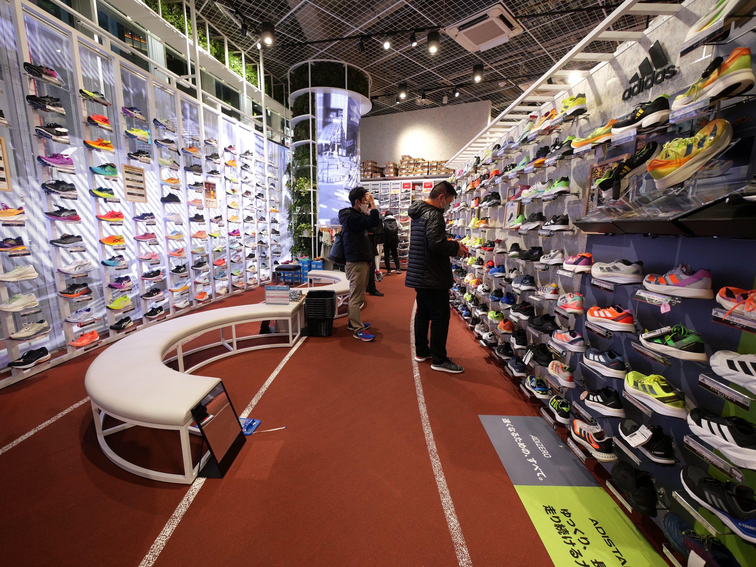 田徑區的跑道地板,使用東京奧運主場館「新國立競技場」同款材質。