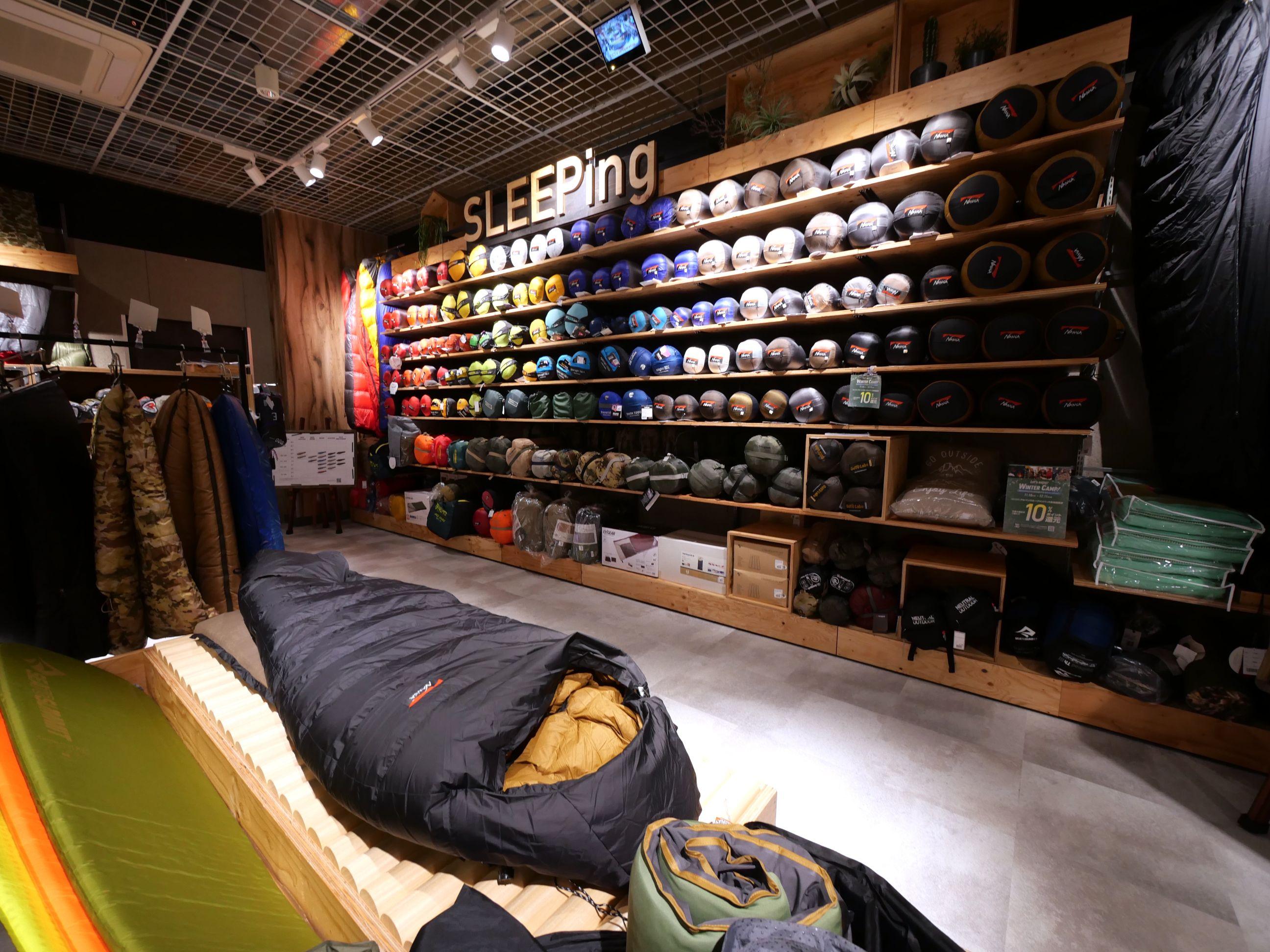 單是睡袋都有一整面牆選擇,還可以即場試用。