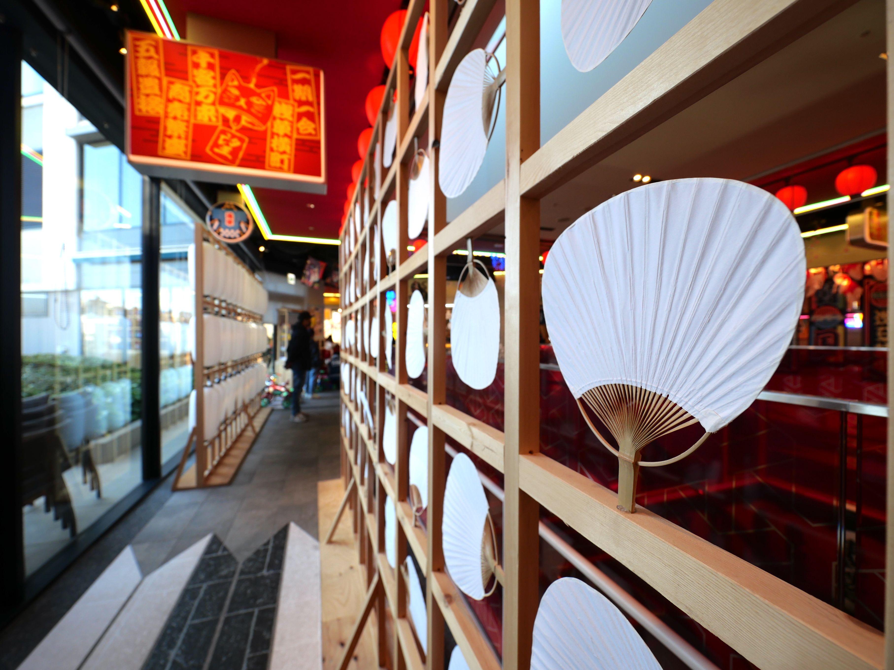 隨處可見日本團扇、提燈籠等日本傳統祭典元素。