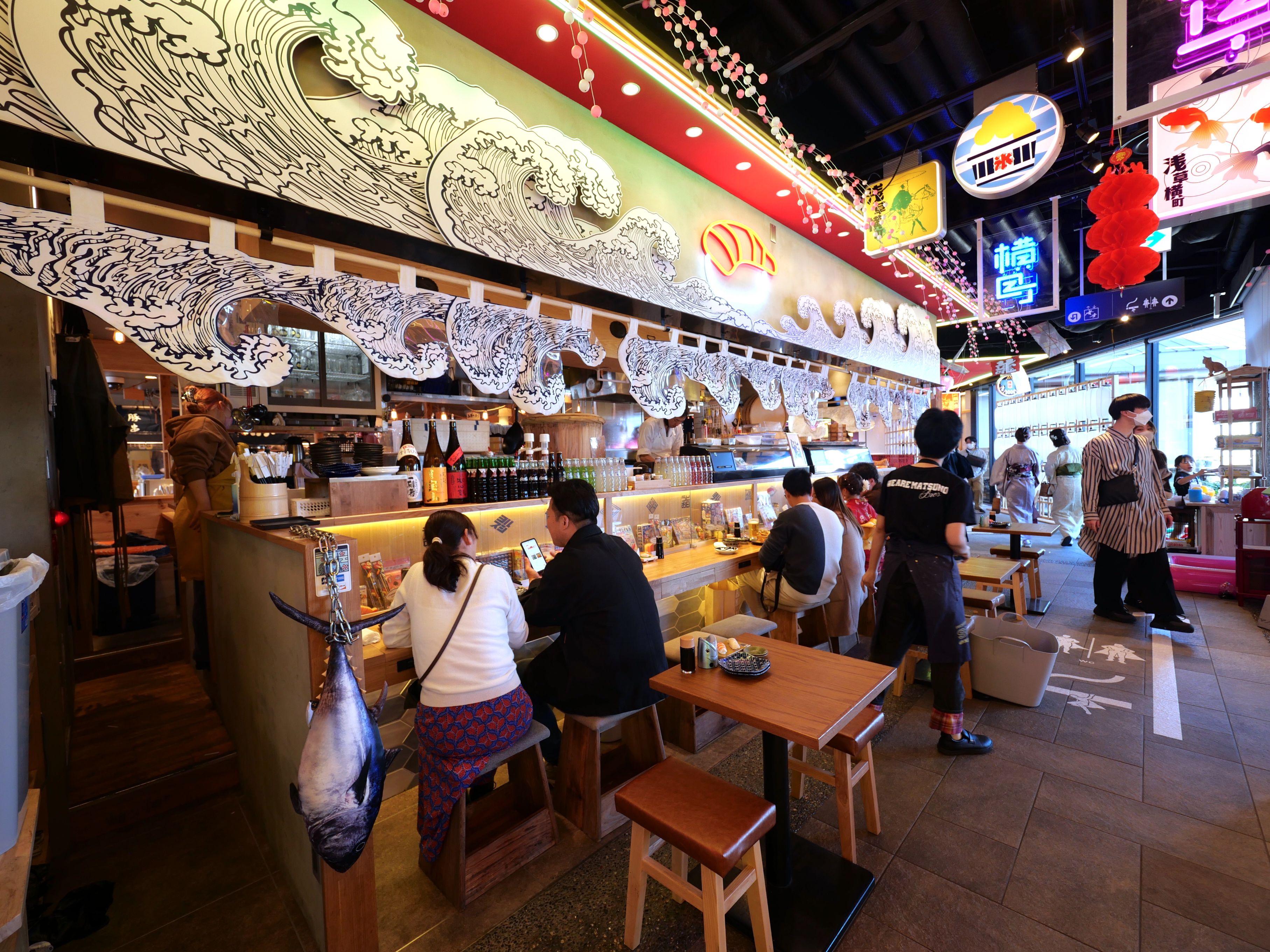 浅草横町集合7家特色餐廳,假日更有盂蘭盆舞等表演。