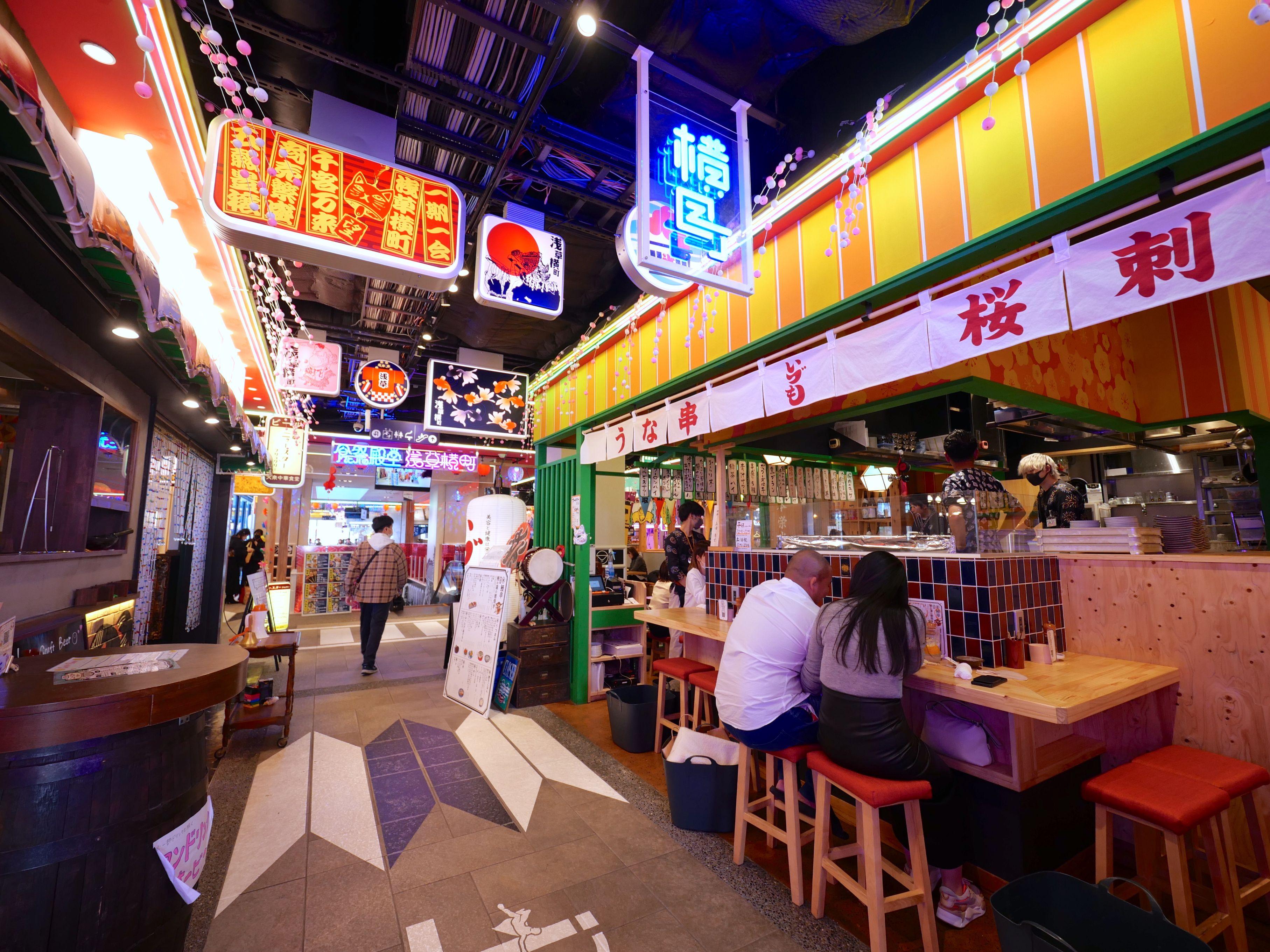 「浅草横町」以日本傳統祭典為主題的室內美食街。