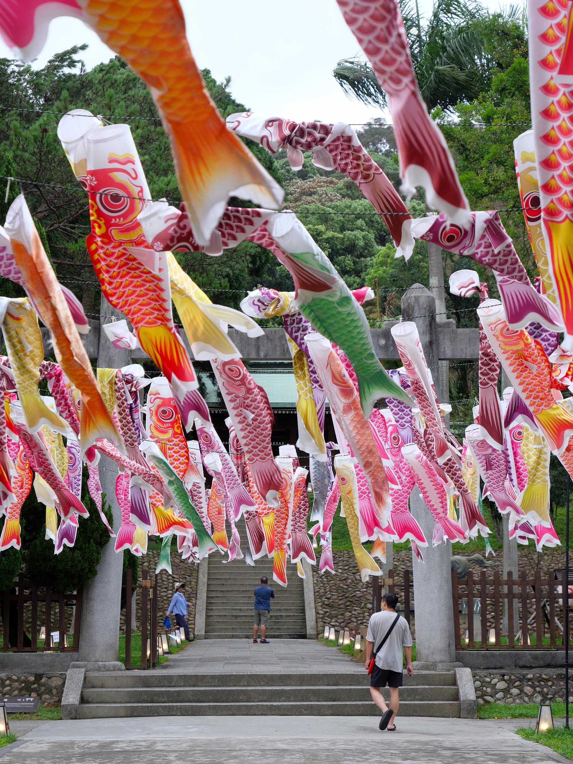 夏季限定活動「鯉魚流光祭」,500條繽紛鯉魚旗隨風飄揚。