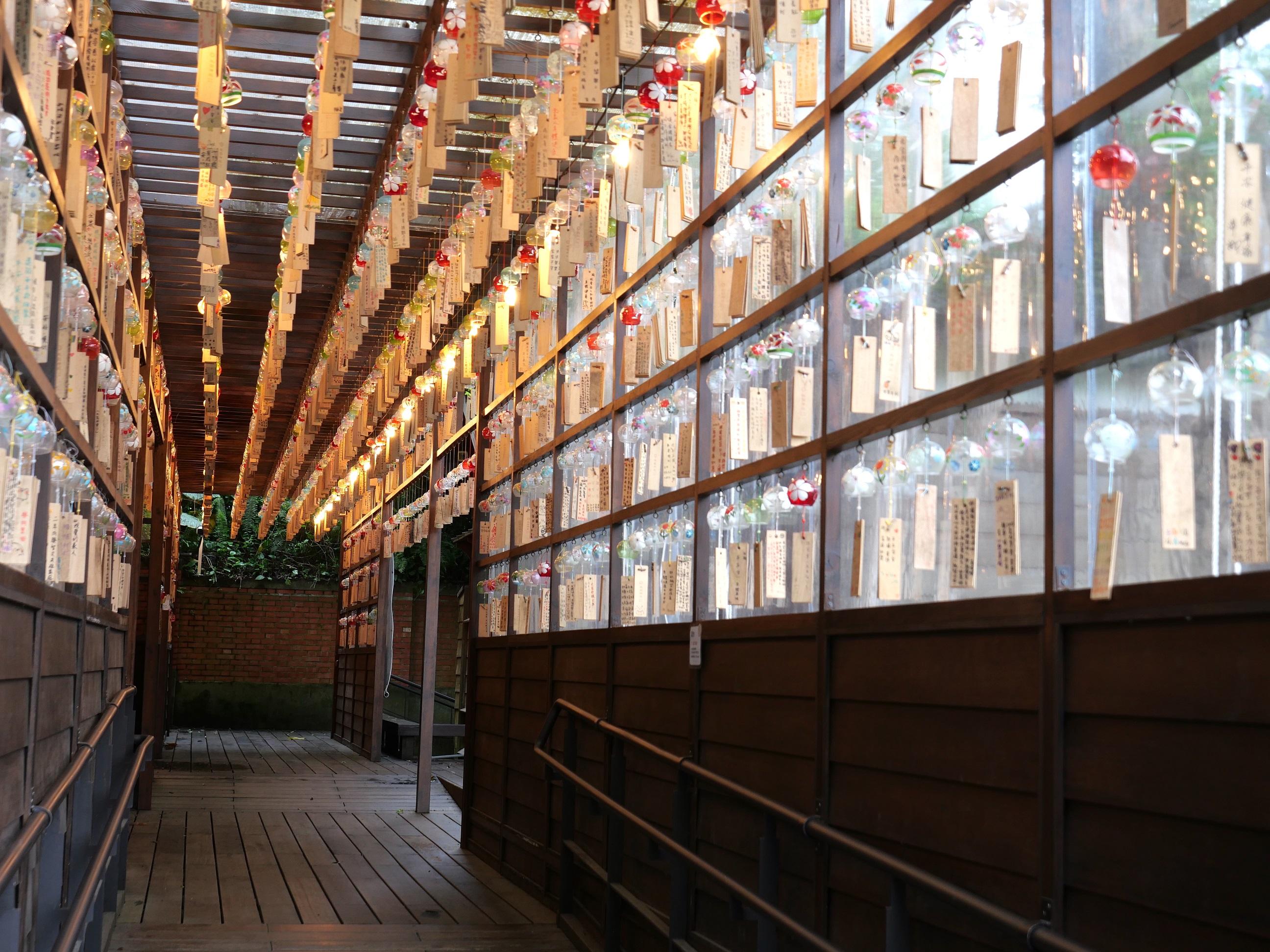 風鈴迴廊,無數祈願風鈴隨風搖曳,希望能天賜良緣。