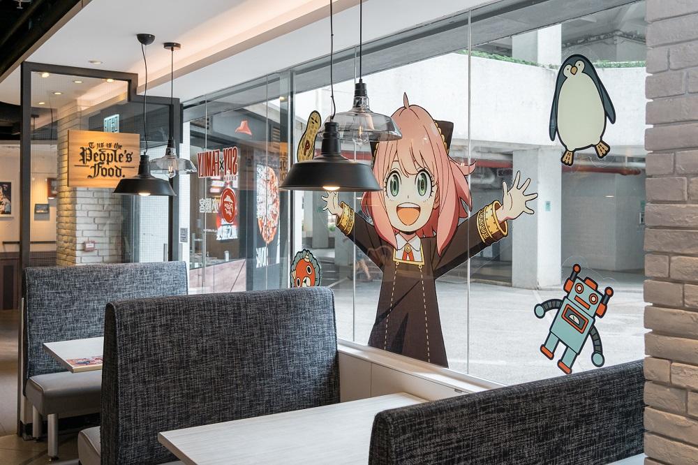 Pizza Hut特選11間遍佈港、九、新界的店舖,精心換上《SPY x FAMILY間諜家家酒》主題佈置,搖身一變成為主題餐廳。