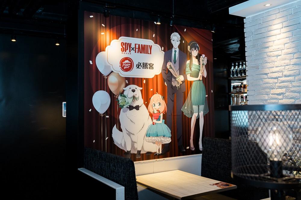 Pizza Hut特選11間遍佈港、九、新界的店舖,精心換上《SPY x FAMILY間諜家家酒》主題佈置,搖身一變成為主題餐廳。