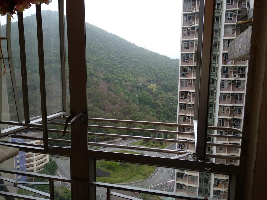 單位外望開揚清幽山巒。(代理提供)
