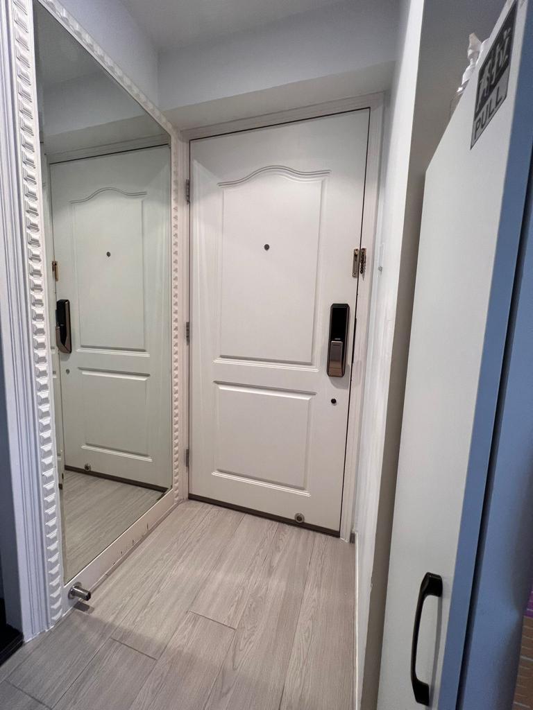 玄關設計簡約,裝修清雅新淨。(代理提供)