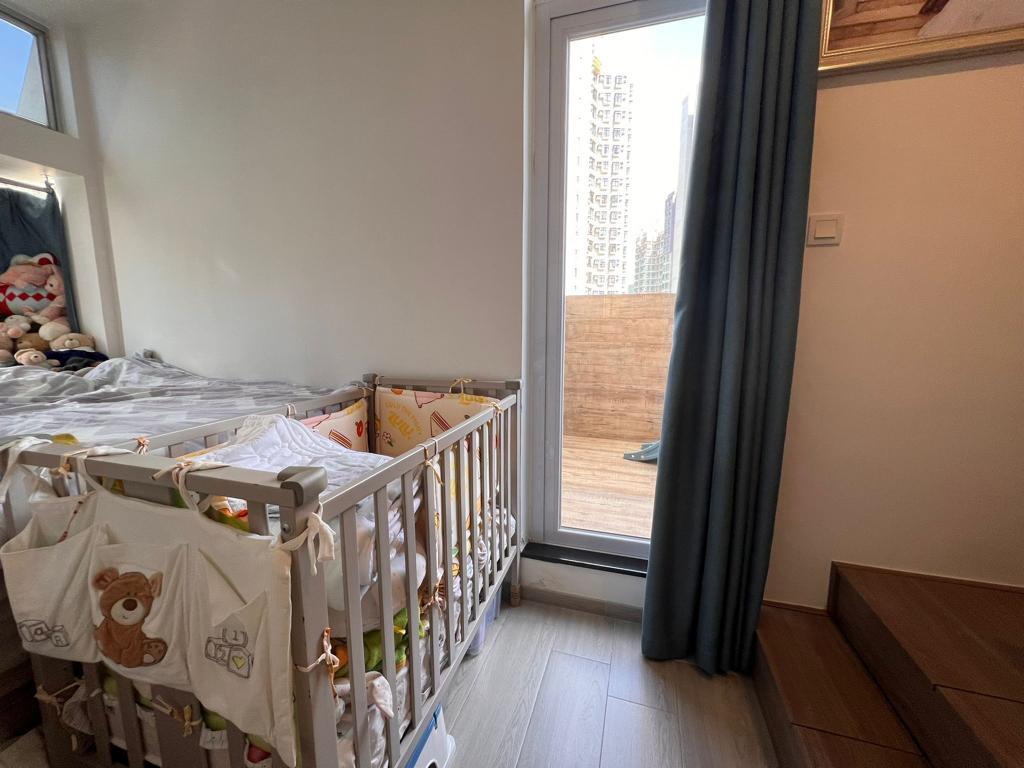 睡房設有地台,並外接小平台。(代理提供)