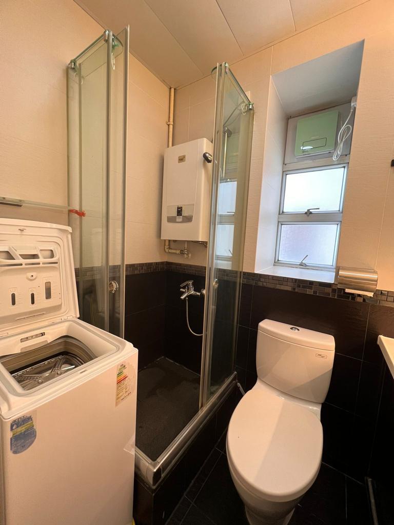 浴室面積算大,裝修仍新淨。(代理提供)