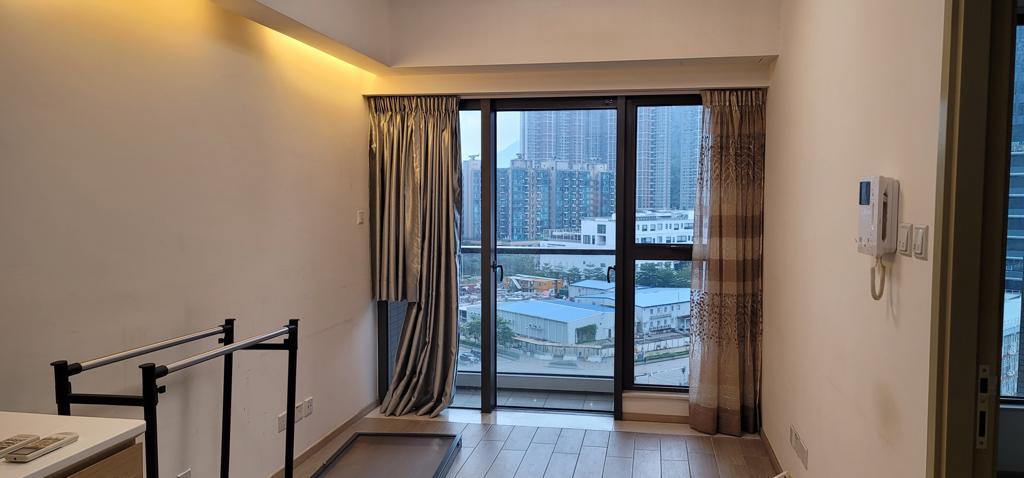 單位裝修企理新淨,客廳附設露台,外望開揚市景。(代理提供)