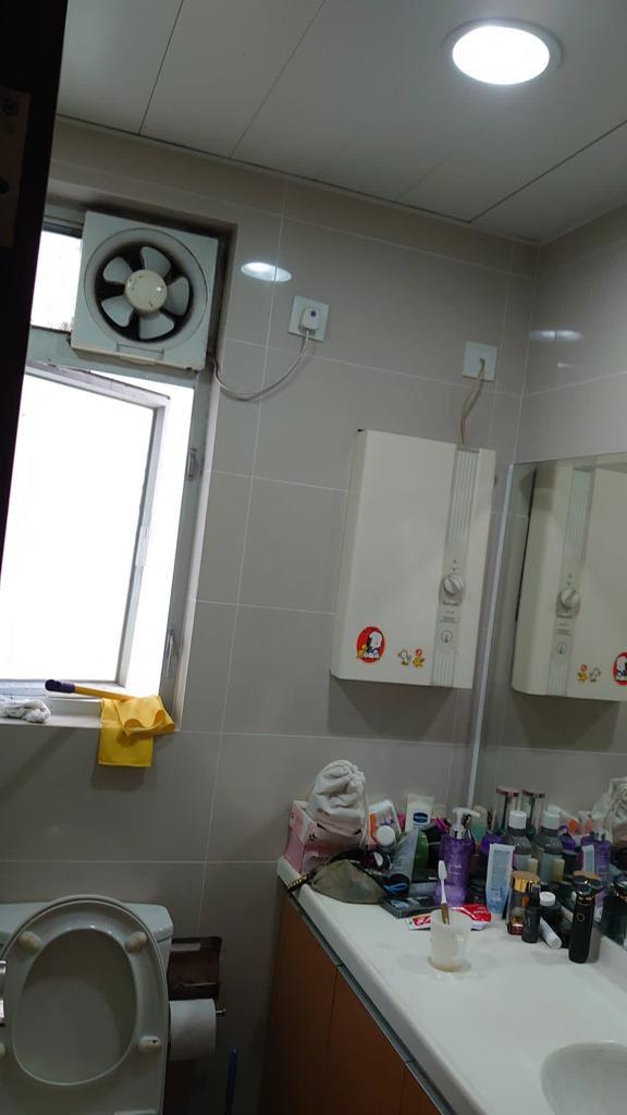 浴室屬明廁設計。(代理提供)