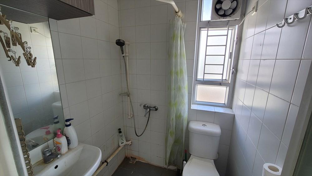 明廁浴室光猛通爽,活動空間充裕。(代理提供)