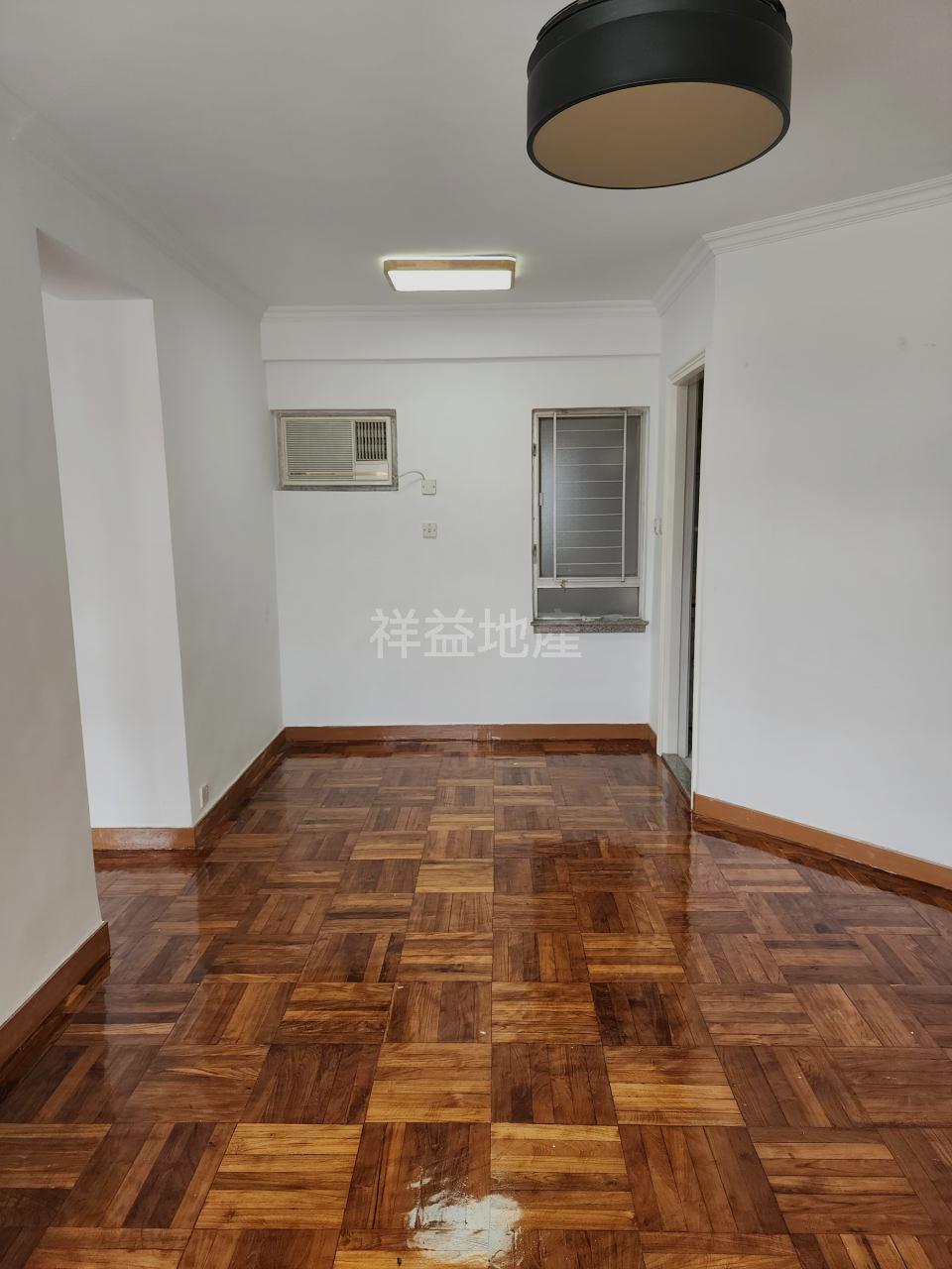 單位大廳間隔寬敞四正,地板和牆身均相當新淨。(代理提供)