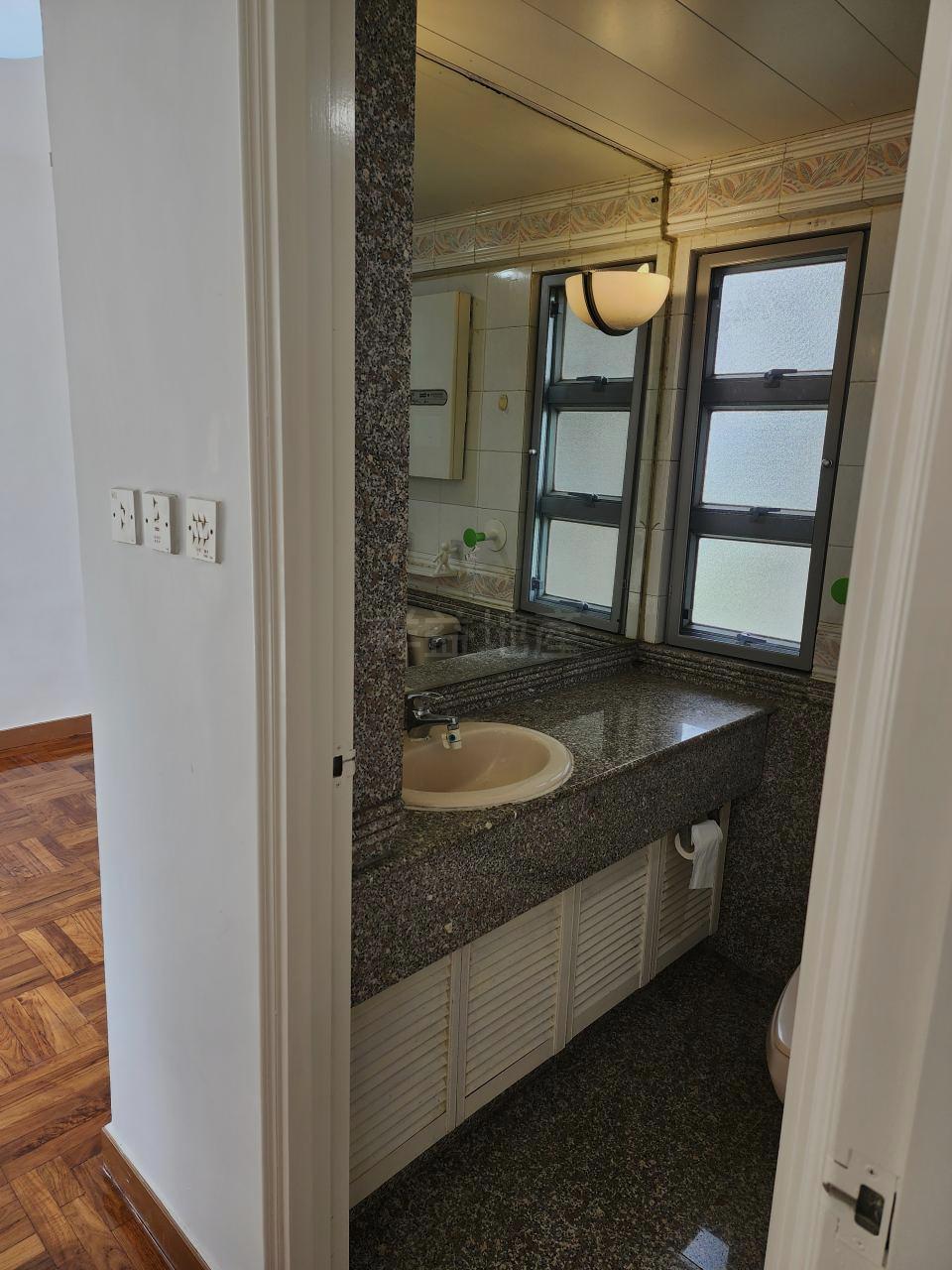 浴室為明廁設計。(代理提供)