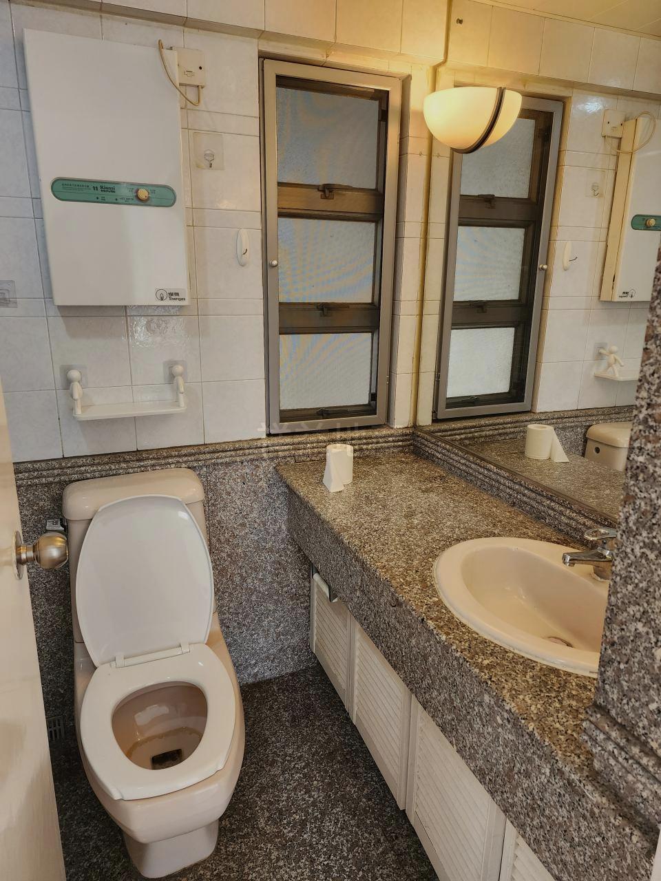 單位屬套三房開則,兩個浴室皆為明廁。(代理提供)