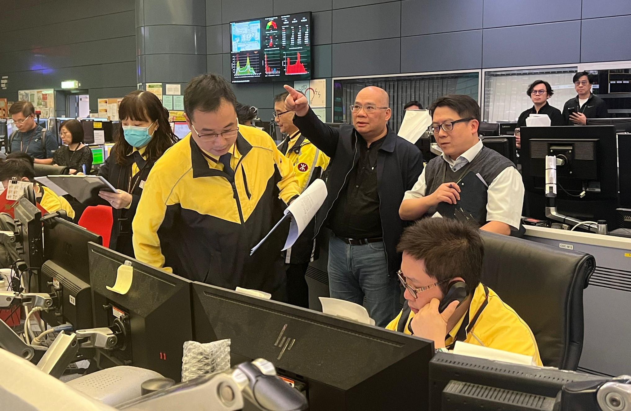 演習模擬一列港鐵列車於尖沙咀站內發生事故。(港鐵提供)