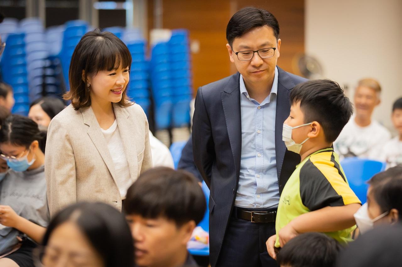 勞工及福利局局長孫玉菡 (右)與愛望基金董事鄭余雅穎(左)跟出席活動的小學生交流。