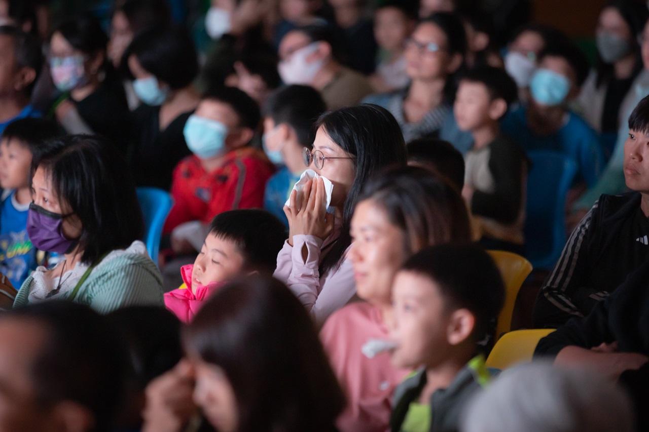 很多出席活動的家長在觀賞微電影《留聲》時,都感動落淚。電影完結後,父母和子女都緊緊相擁、表達愛意。