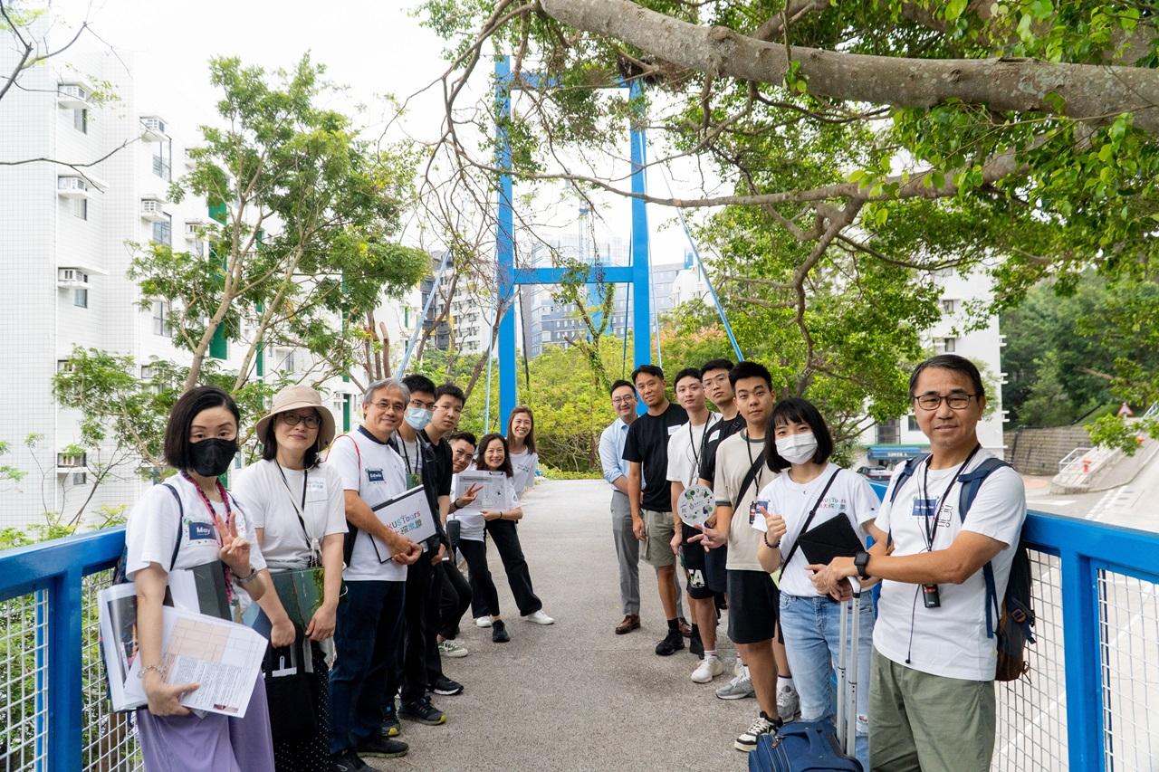 導賞團於另一個科大著名景點「共振橋」拍照留念,「共振橋」連接教職員宿舍B座和學術大樓29-30號升降機出口,相傳是多年前按一個大學土木及環境工程學系畢業習作 (Final Year Project) 的設計所建成。橋身設計特別配合共振頻率每當有車輛駛經橋底或有人在橋上跳起時,橋就會震動,形成共振,因而得名。