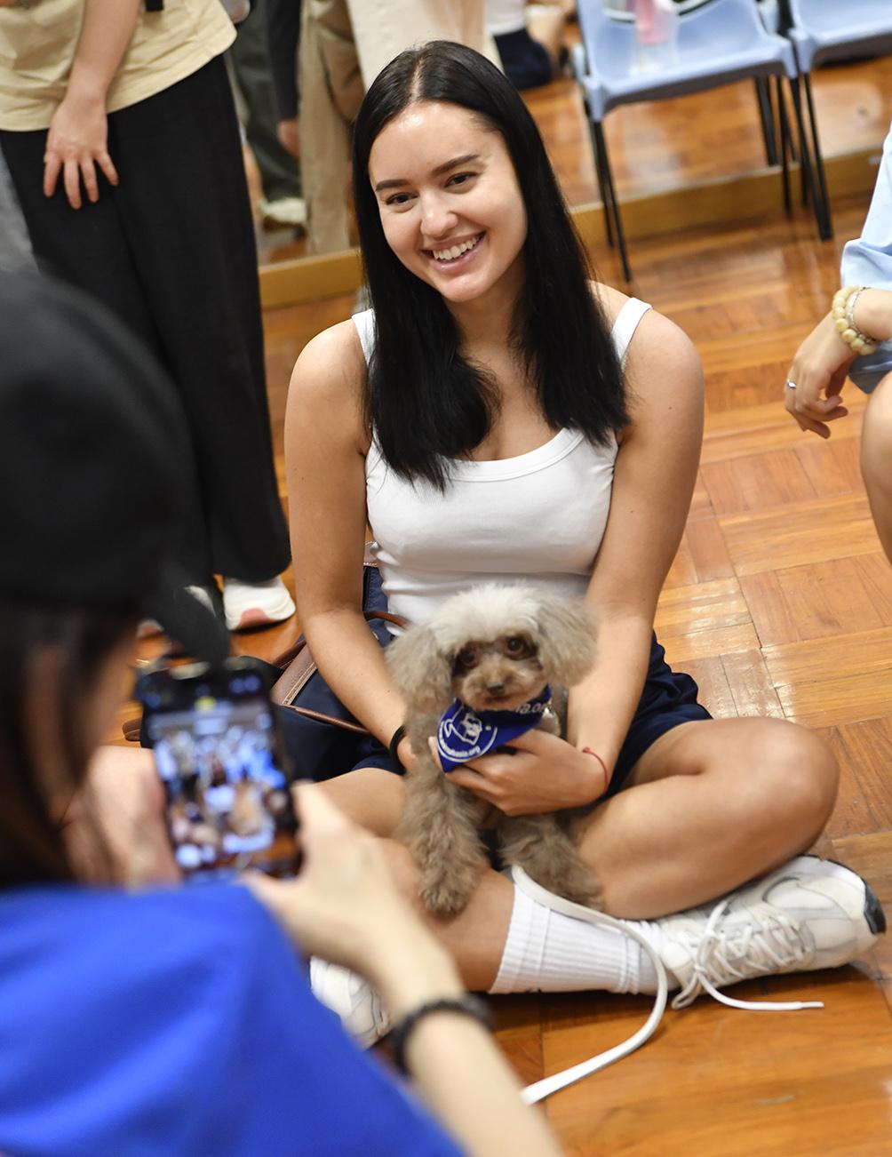 亞洲動物基金的義工團隊月初帶同他們飼養的小狗,以「狗教授」身份來到香港城市大學與學生見面