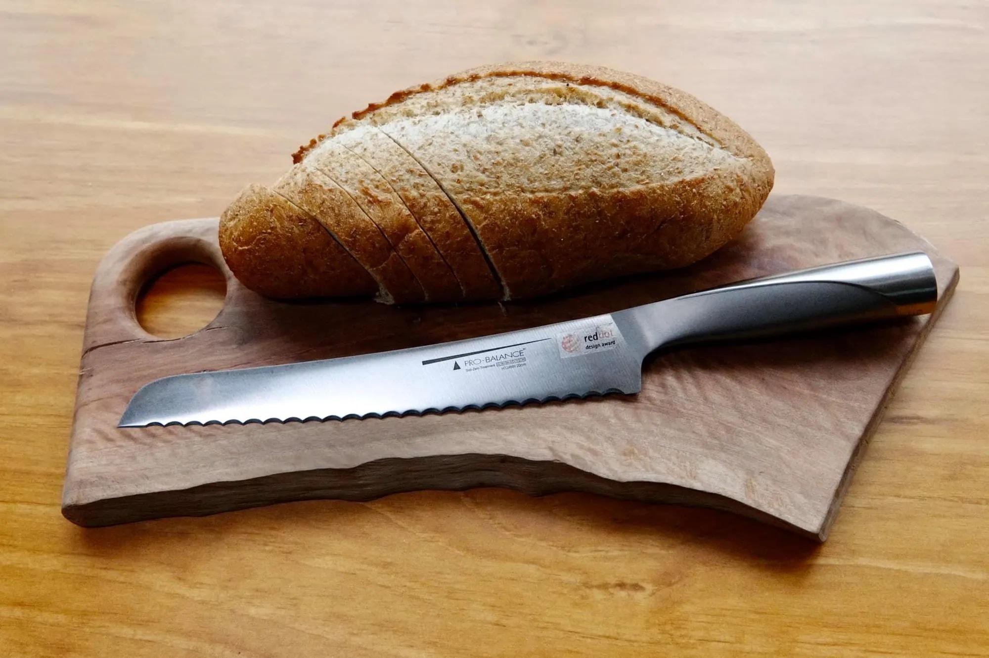 Pro-Balance 20cm麵包刀HK$580|Pro-Balance 20cm麵包刀HK$580 Pro-Balance 20cm麵包刀以不銹鋼製造,可自行調配刀柄重量,刀身幼長,具有鋸齒的刀鋒可輕鬆將法包切片,避免法包表面的外皮與麵包分散,保留法包外脆內軟的口感。