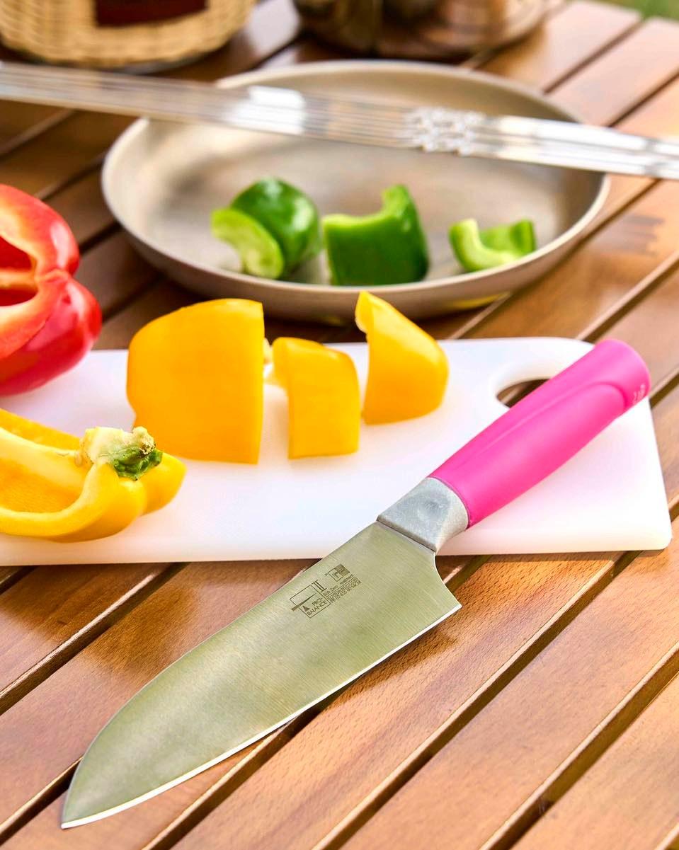 Pro-Balance2.0 21cm廚師刀HK$720|Pro-Balance 2.0 讓用家自行選購刀柄 顏色配合個人所需,同時刀刃形狀集日本刀及歐洲刀的長處,提供更佳切割角 度及強化銳利度和耐用度,讓刀具更符 合人體工學,深化廚刀在各個領域的用 途。刀刃鋼材從日本訂製,生產過程由日本廠方嚴格管理,務求達到廚刀的最 高標準,猶如置放廚房的刀具藝術品。21cm廚師刀可謂西廚必備刀之一,可 完美切割不同蔬菜及肉類,助你製作美味佳餚!