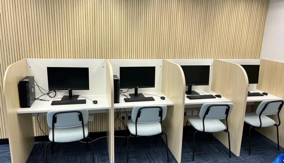 公務員一般職系處灣仔稅務大樓設招聘中心,設有技能測驗室、面試室、考試室及多部電腦。(公務員事務局)