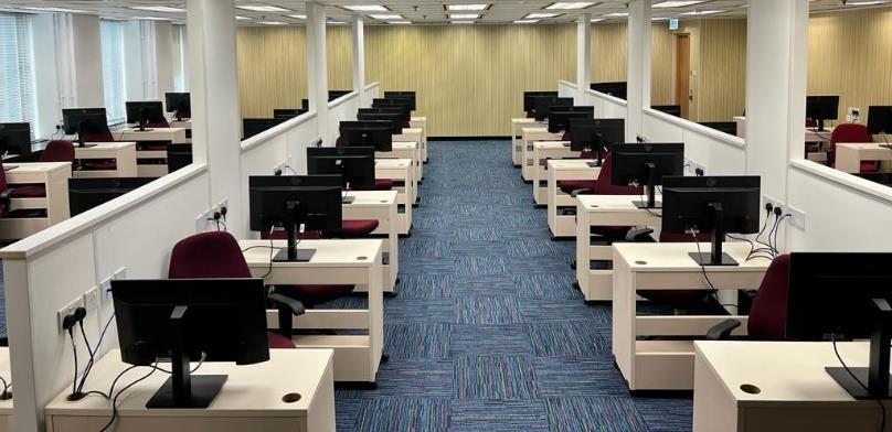 公務員一般職系處灣仔稅務大樓設招聘中心,設有技能測驗室、面試室、考試室及多部電腦。(公務員事務局)