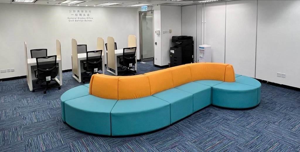 公務員一般職系處灣仔稅務大樓設招聘中心,設有技能測驗室、面試室、考試室及多部電腦。(公務員事務局)