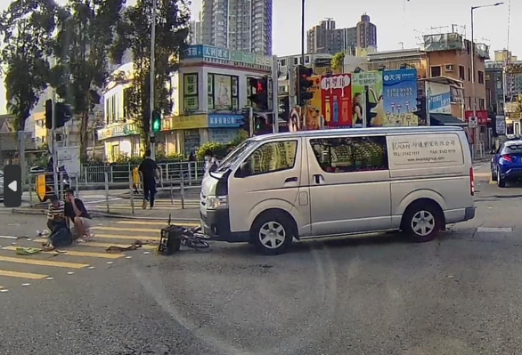 元朗大棠路79歲翁踩單車翁 捱客貨車撞不治。(香港突發事故報料區圖片)