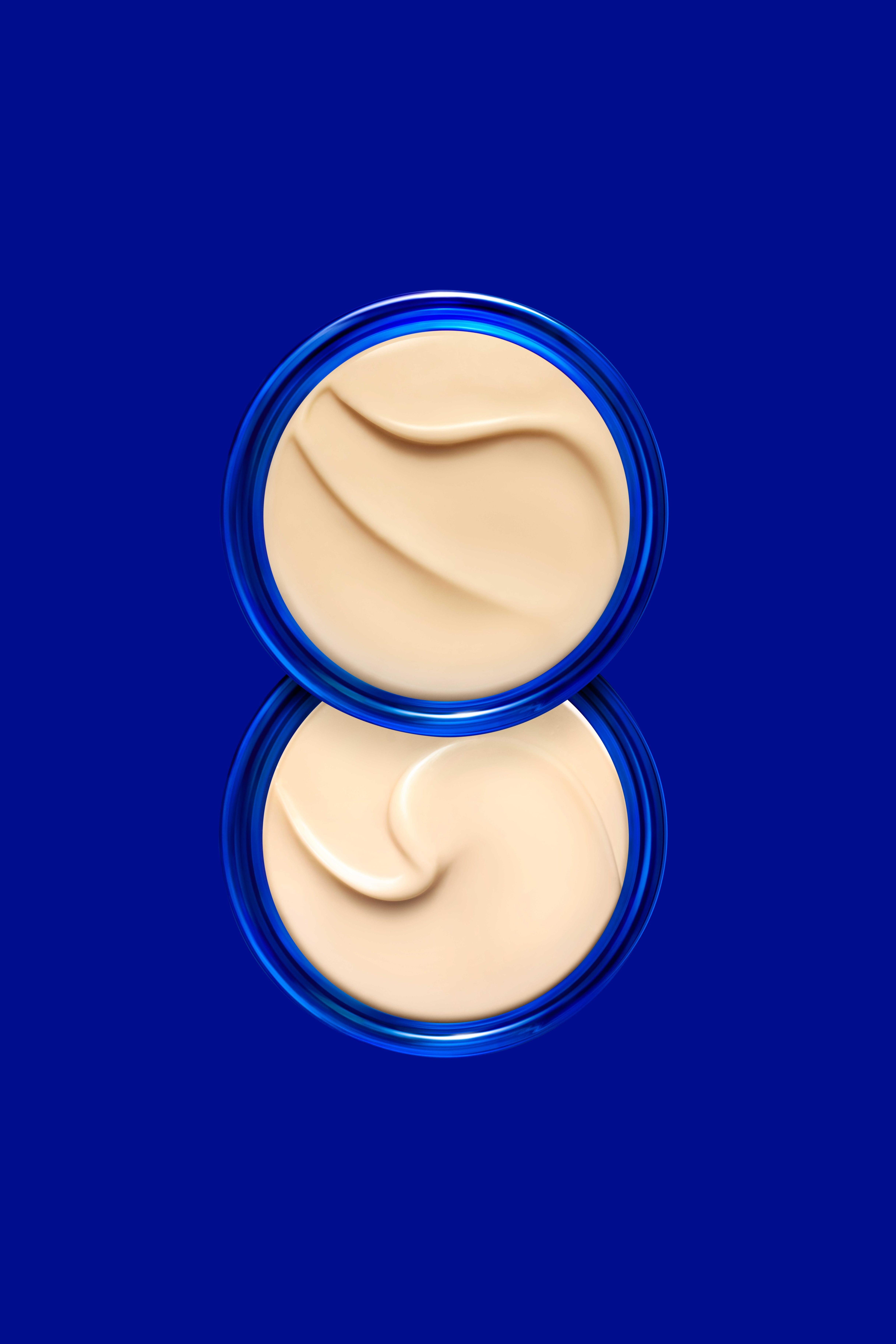 昇華版魚子精華瓊貴面霜有兩種截然不同的質感。