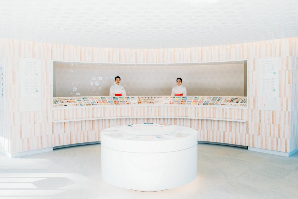 「授與所」(社務所)由日本知名的室內設計師片山正通設計,出售的護身符也極具設計感。(圖片來源:FB@寶滿宮竈門神社)