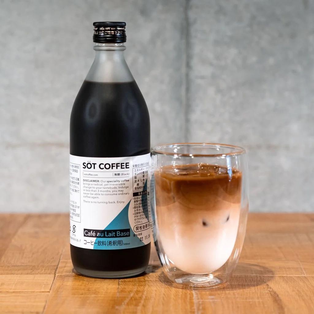 SOT無糖樽裝濃縮咖啡HK$160|使用危地馬拉聖奧古斯丁單一來源豆,口感均衡溫和,不含香料及防腐劑等添加劑,讓你享受沒有任何雜質、風味純粹的濃縮咖啡。稀釋3至4倍後,一瓶產品可飲用約16杯牛奶咖啡。將其與3至4 倍的牛奶混合製成牛奶咖啡,或加入食用水以1:1的比例混合製成咖啡。可直接冷飲或使用微波爐加熱享用溫暖的熱咖啡。*僅於PMQ門市發售。