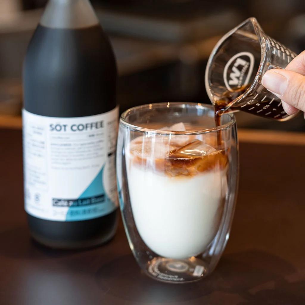 SOT無糖樽裝濃縮咖啡HK$160|使用危地馬拉聖奧古斯丁單一來源豆,口感均衡溫和,不含香料及防腐劑等添加劑,讓你享受沒有任何雜質、風味純粹的濃縮咖啡。稀釋3至4倍後,一瓶產品可飲用約16杯牛奶咖啡。將其與3至4 倍的牛奶混合製成牛奶咖啡,或加入食用水以1:1的比例混合製成咖啡。可直接冷飲或使用微波爐加熱享用溫暖的熱咖啡。*僅於PMQ門市發售。