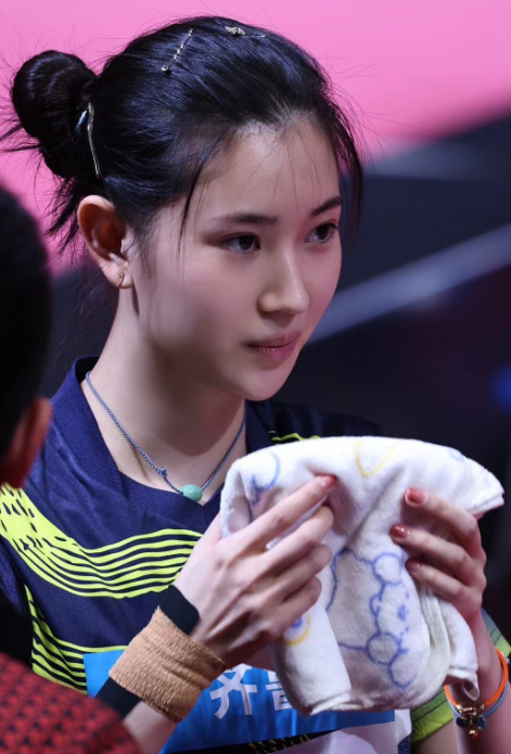 21歲的王添藝爆冷贏波爆紅,網民讚她「國乒第一美女」。 (微博截圖)