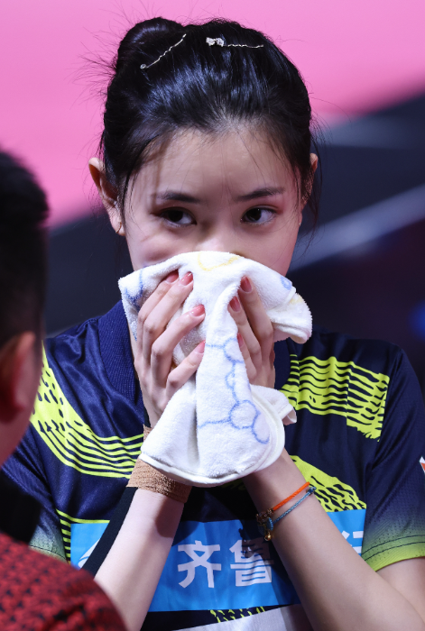 21歲的王添藝爆冷贏波爆紅,網民讚她「國乒第一美女」。 (微博截圖)