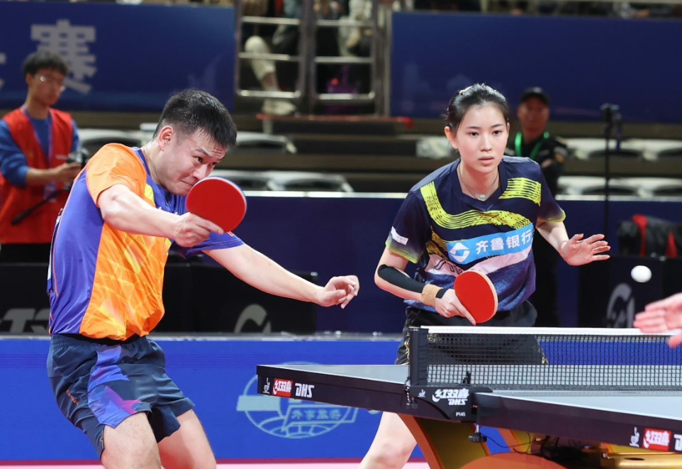 21歲的王添藝爆冷贏波爆紅,網民讚她「國乒第一美女」。 (微博截圖)