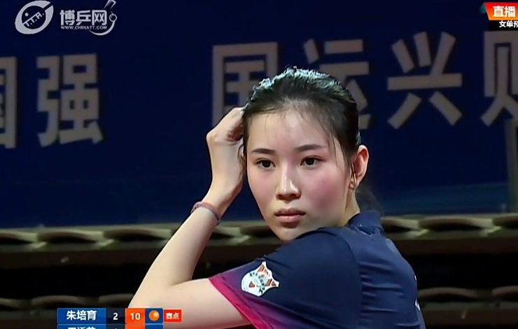 21歲的王添藝爆冷贏波爆紅,網民讚她「國乒第一美女」。 (微博截圖)