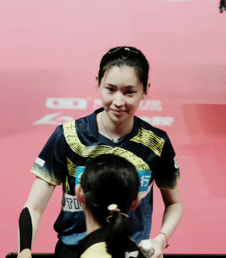 21歲的王添藝爆冷贏波爆紅,網民讚她「國乒第一美女」。 (微博截圖)