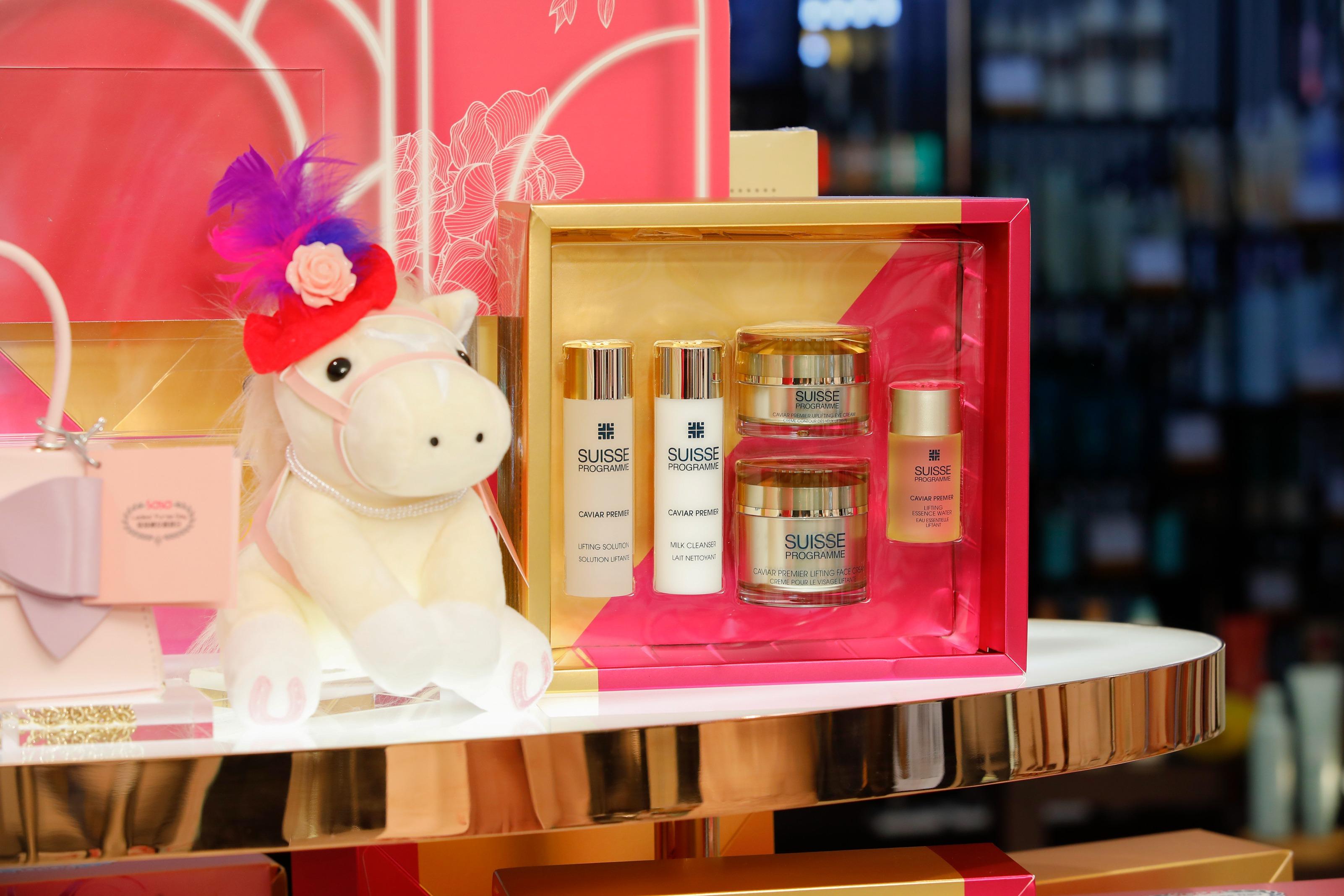 SUISSE PROGRAMME美麗傳承尊貴魚子限定套裝 .尊貴魚子緊緻面霜50ml .尊貴魚子緊緻眼霜15ml .尊貴魚子潔膚乳50ml .尊貴魚子緊緻嫩膚凝露50ml .尊貴魚子緊緻精華水30ml 莎莎美麗組合價$2,557、零售價$4,673