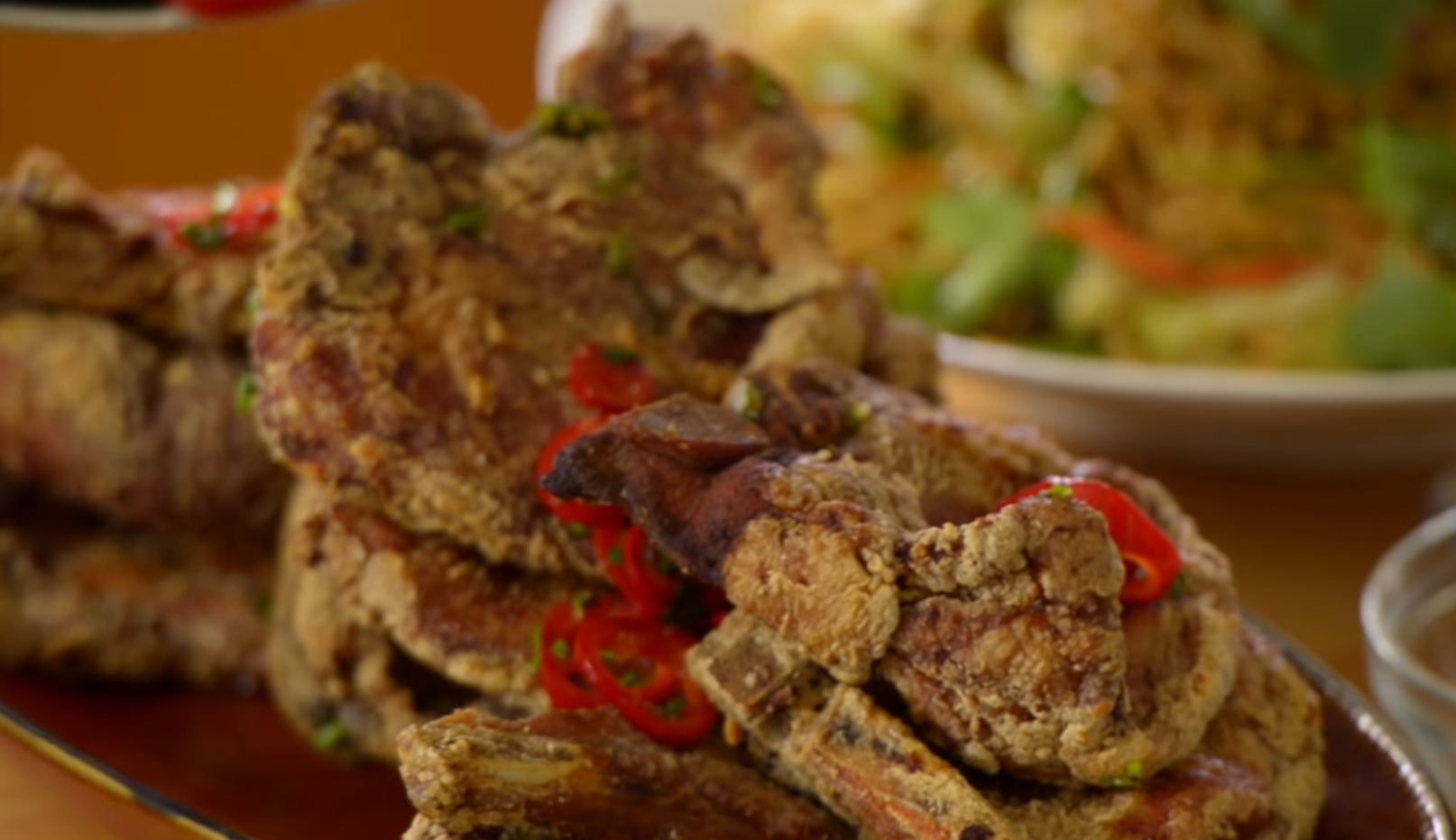 椒鹽豬扒食譜│椒鹽豬扒為香港著名美食,茶餐廳及大排檔都不少得。(網上截圖)