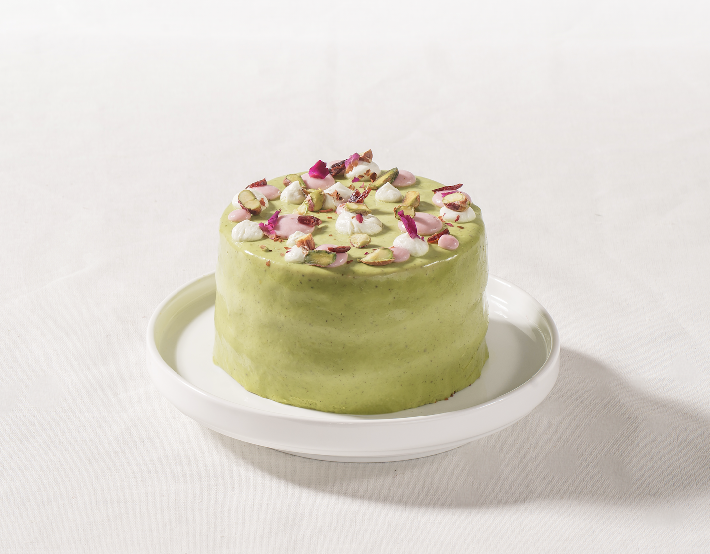 海綿蛋糕夾着紅莓與開心果慕絲,伴着咖啡帶來平衡的堅果與莓果酸甜滋味。($450/ 7 吋、$550/ 9 吋)