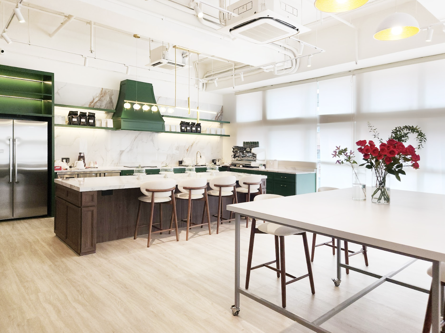 Fleuria 亦於荔枝角設有工作室,可為客人安排花藝設計班,或租用場地制訂各式工作坊內容。有關會員優惠、工作坊租用等。