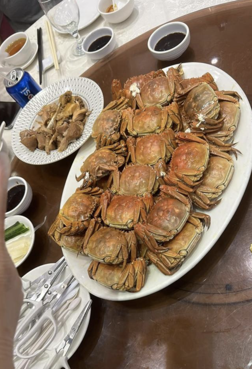 悉這間酒樓的大閘蟹放題限時2小時,客人不能選擇公蟹或乸蟹,而其實食大閘蟹最花時間的就是拆蟹,估計店家認為兩小時不足讓客人拆及食太多隻蟹。(圖片來源:Facebook@香港大閘蟹關注組)