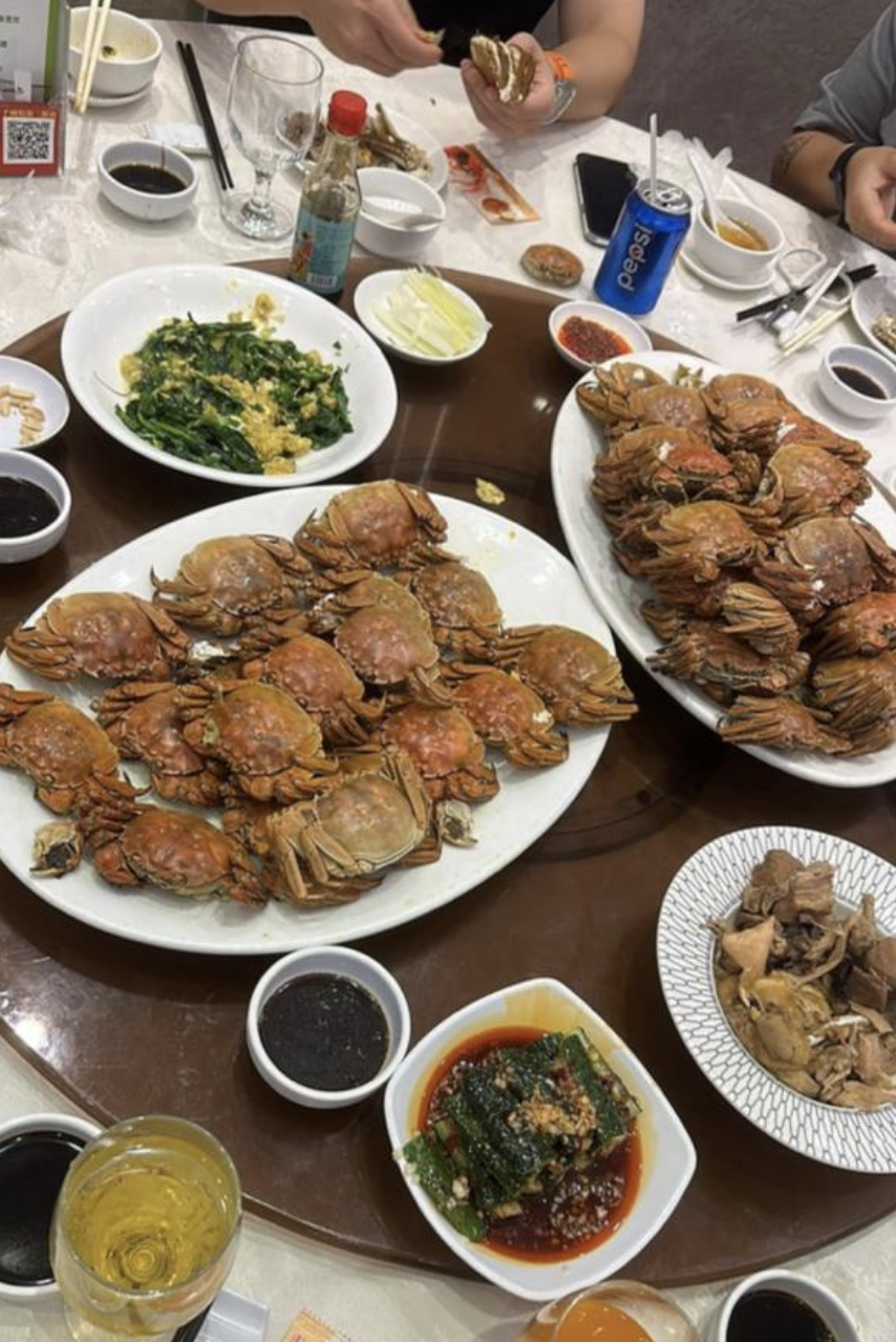 早前,一位港女就在大閘蟹關注組分享自己的食蟹經歷,她表示自己約了幾位朋友,一行6人一同幫襯位於屯門一間酒樓的大閘蟹放題。(圖片來源:Facebook@香港大閘蟹關注組)