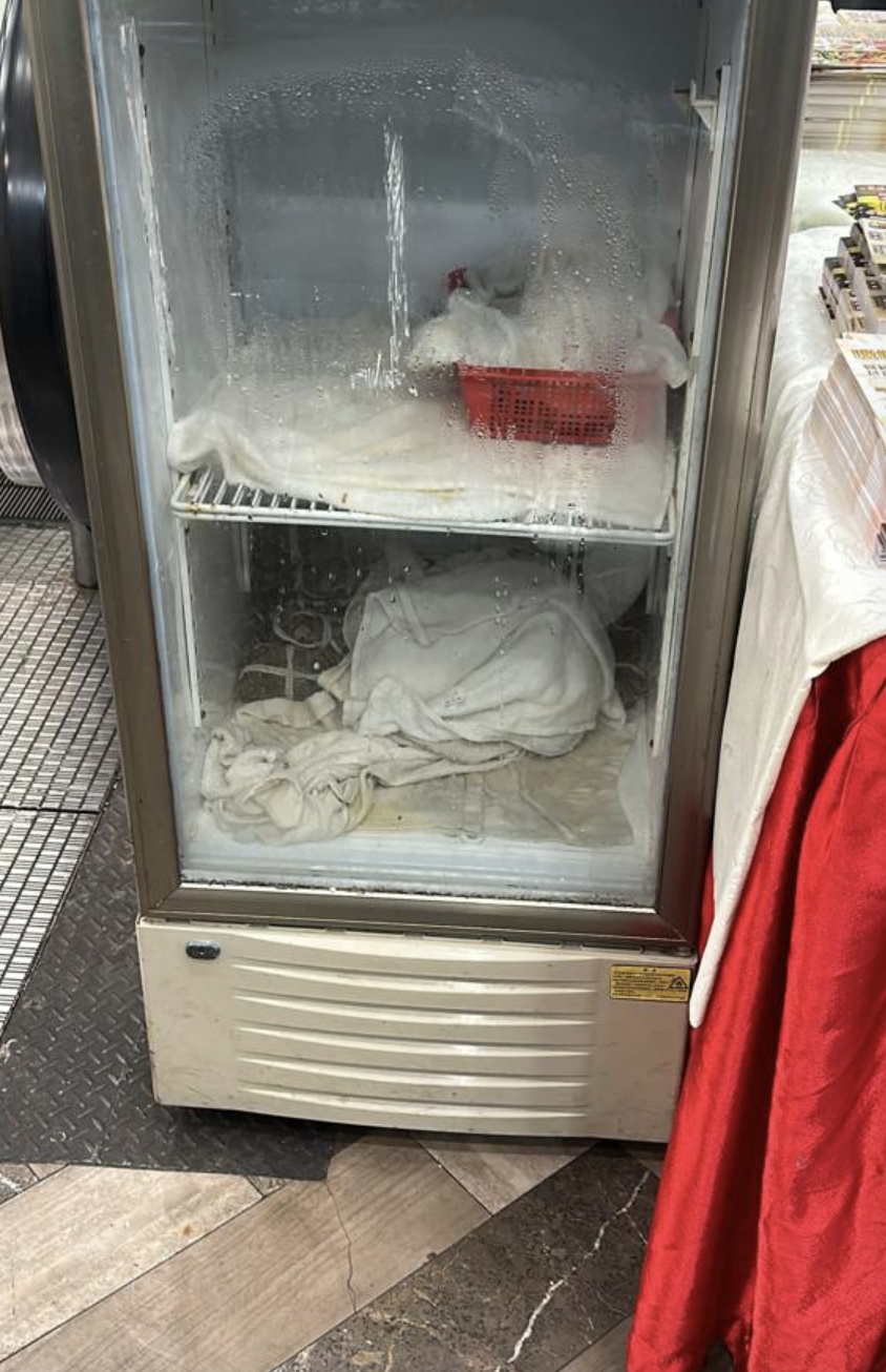 從照片中可見,他們一行6人將酒樓原本放滿大閘蟹的雪櫃「食清光」,最後共吃了245隻蟹,埋單每人561元。(圖片來源:Facebook@香港大閘蟹關注組)